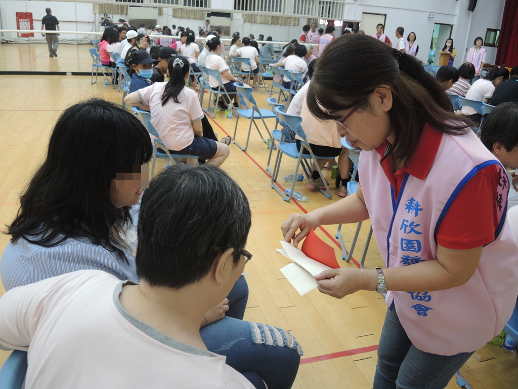 楊薇如牧師為家屬獻上「溫馨關懷小卡」