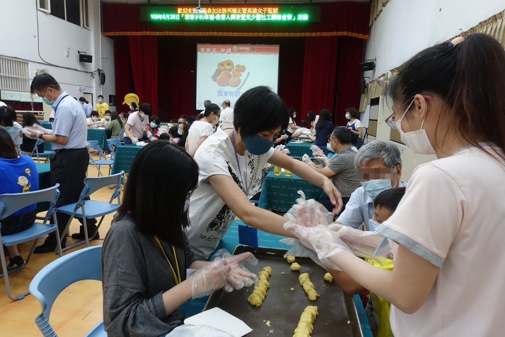 收容人、孩子、社政單位社工等人，一起參與點心製作，創造新的家庭記憶