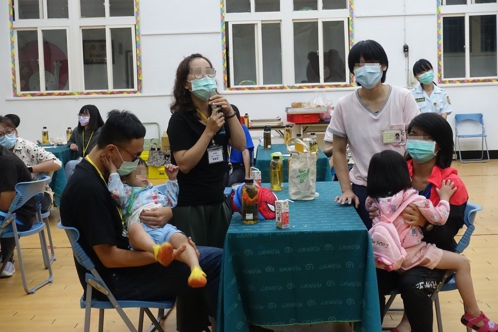 收容人向前來的社工及孩子表達感謝，社工則回饋收容人祝福