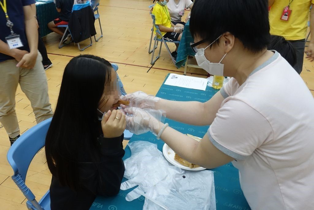 收容人將製作完成愛的三明治親餵孩子，並向孩子表達感謝